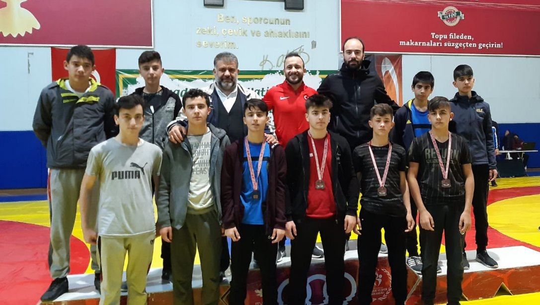 Karacabey Anadolu İmam Hatip Lisesi Güreş Takımı Bölge Şampiyonu Oldu